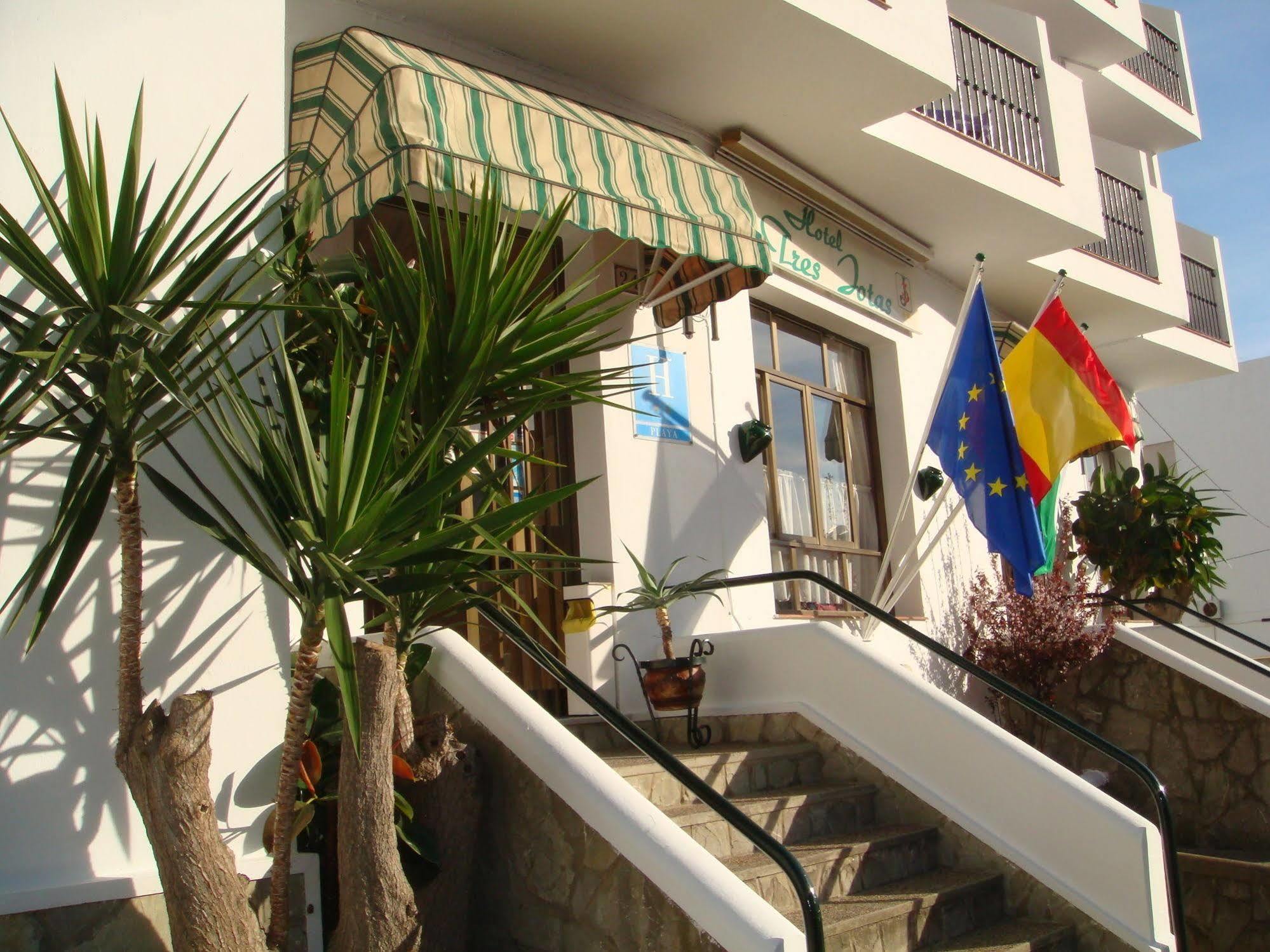 Hotel Tres Jotas Conil Conil De La Frontera Eksteriør bilde